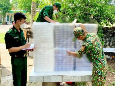 Biên phòng truy bắt nhóm buôn lậu thủ roi điện và dao cán dài