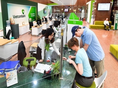 Vietcombank bị kêu trời vì phí SMS Banking đắt đỏ nhưng đây mới là ngân hàng có mức phí cao nhất hiện nay