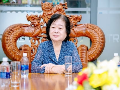 Đồng chí Trương Mỹ Hoa nguyên Phó Chủ tịch nước CHXHCN Việt Nam - Chủ tịch quỹ học bổng Vừng A Dính thăm và làm việc với Ban giám đốc Công ty Bất động sản Trung Phát Land 
