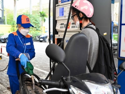 Giá xăng đồng loạt tăng, RON 95 vượt 25.000 đồng/lít