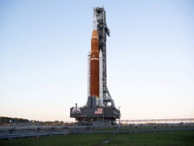 Tên lửa NASA 'cưỡi' cỗ xe bánh xích khổng lồ