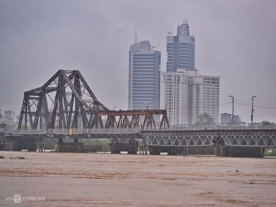 Nội thành Hà Nội an toàn 'dù lũ sông Hồng báo động ba'