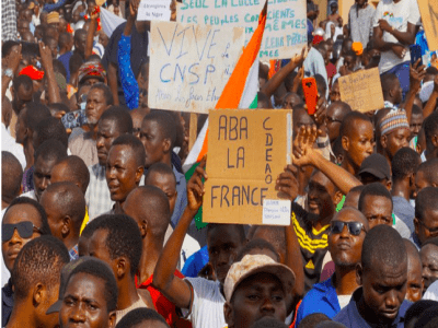 Tây Phi ‘ra đòn’ với lực lượng đảo chính Niger, Đại sứ quán Pháp bị tấn công