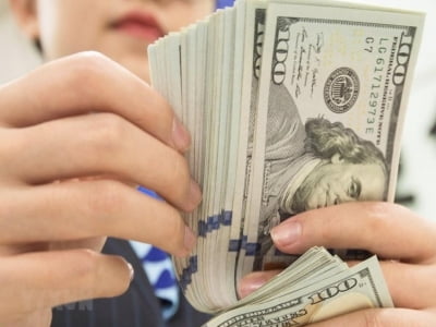Giá USD chợ đen bất ngờ đổ đèo