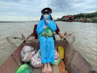 Đi thuyền ra bãi giữa sông Hồng tặng gạo cho người khó khăn