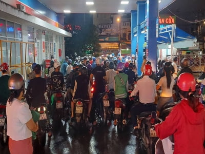 Người dân TP.HCM đội mưa tìm kiếm mua xăng trong đêm