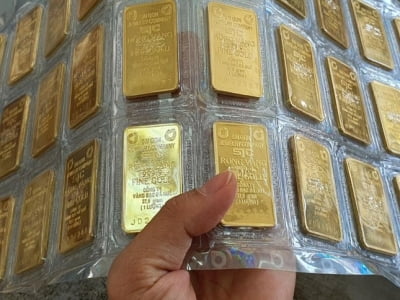 Giá vàng Việt Nam ngược chiều thế giới