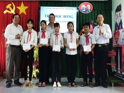 Trao 20 suất học bổng cho học sinh nghèo ở Tây Hòa