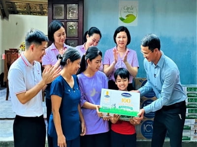 Vòng tay yêu thương của Vinamilk đến với 'những chiếc lá chưa lành'