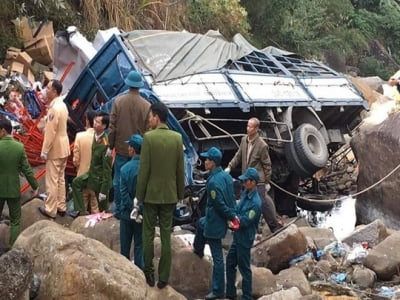Tai nạn giao thông ngày 10/1: Xe tải rơi xuống cầu Chu Va, 3 người tử vong thương tâm