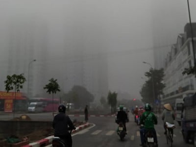 Hà Nội: Sương mù bao phủ dày đặc, các tòa nhà cao tầng bất ngờ "biến mất"