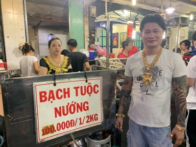 Vợ chồng chủ quán ốc ở Sài Gòn đeo cả trăm lượng vàng gây chú ý dư luận