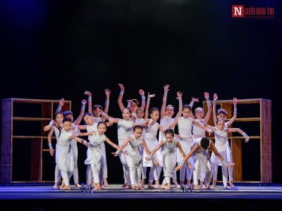 Gần 100 vũ công nhí thể hiện màn vũ kịch dài nhất trong lịch sử