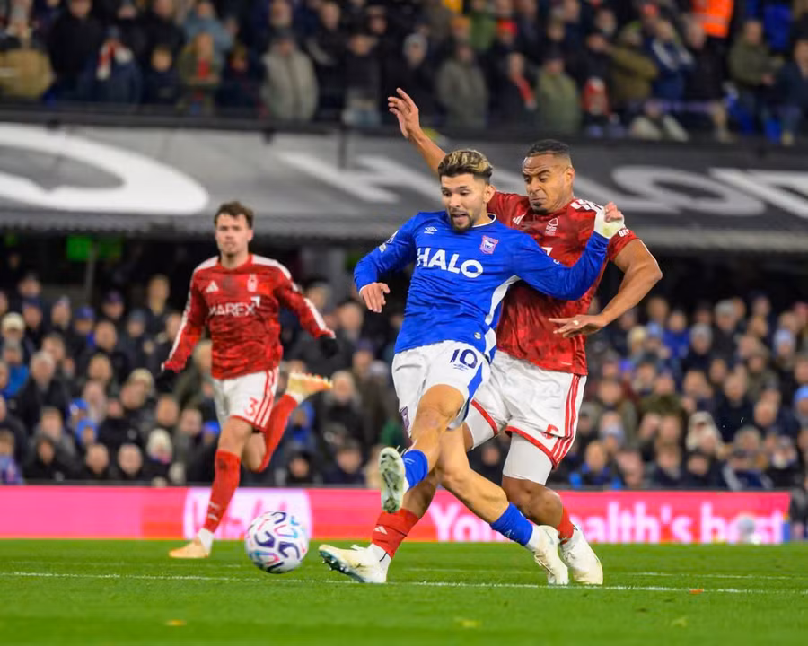 Nottingham Forest vuột chiến thắng ở Ngoại hạng Anh