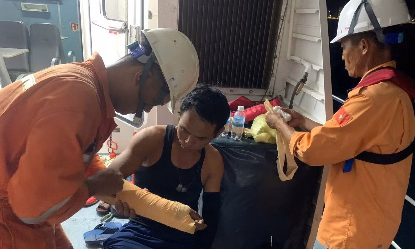 Cứu 30 ngư dân trên tàu cá bị cháy trên biển Nha Trang