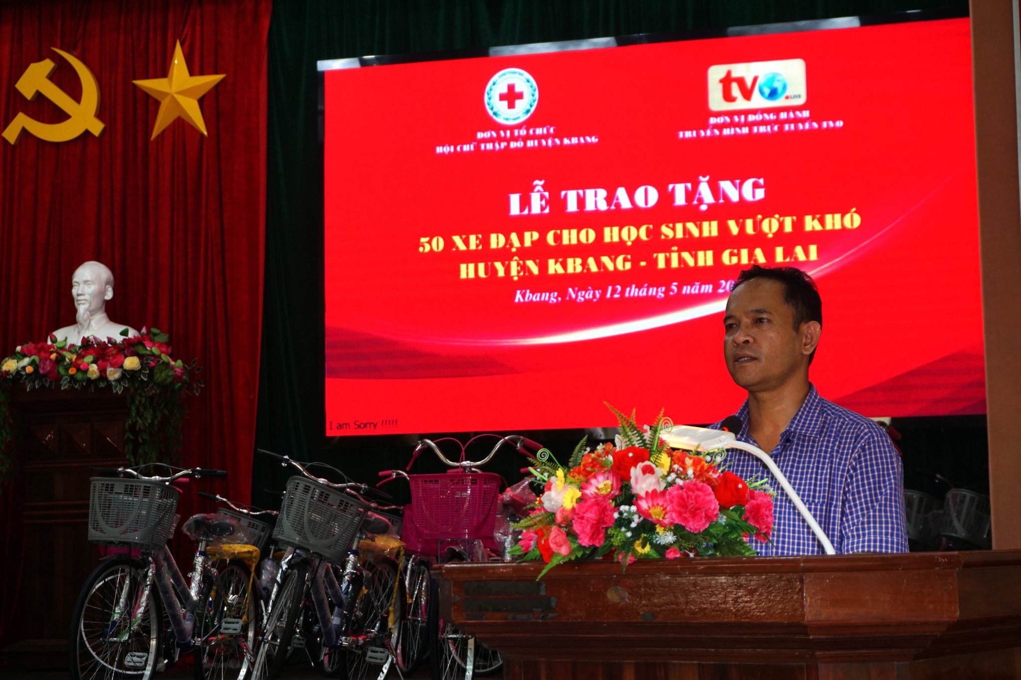 Trao tặng 50 xe đạp cho học sinh vượt khó Huyện Kbang - Gia Lai