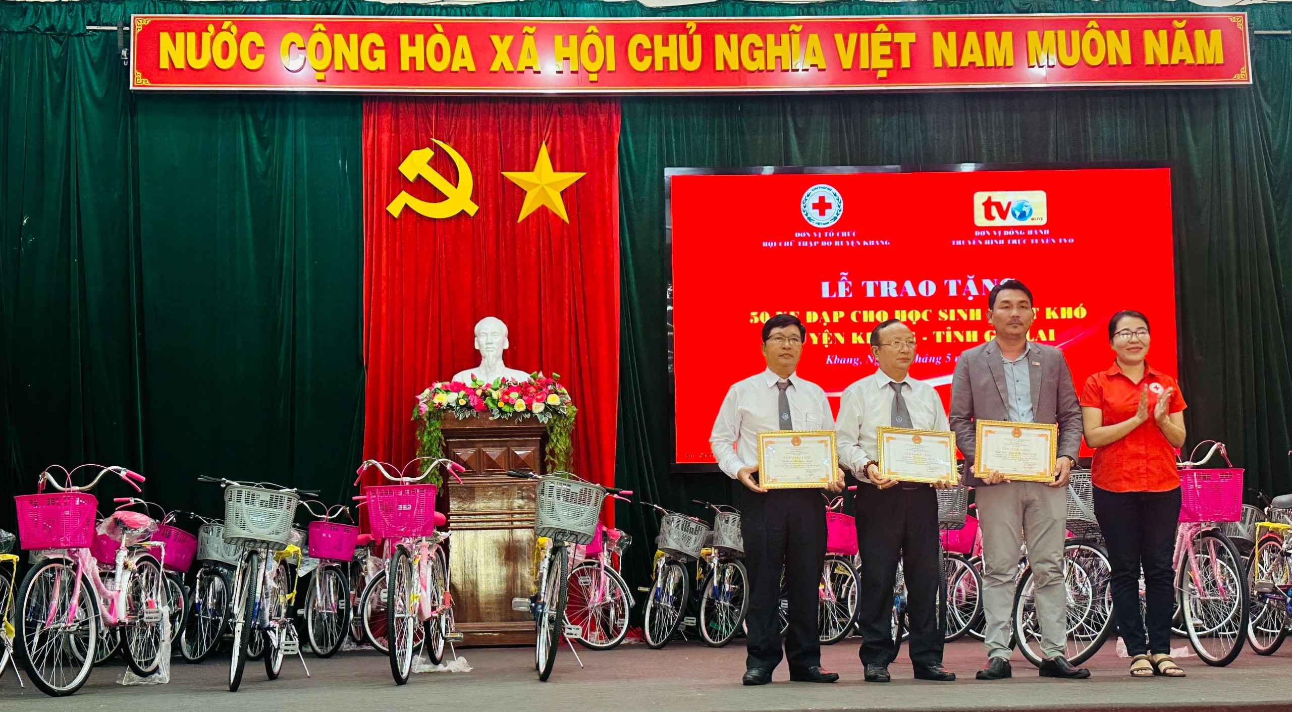 trao tặng 50 xe đạp cho học sinh nghèo vượt khó huyện kbang gia lai