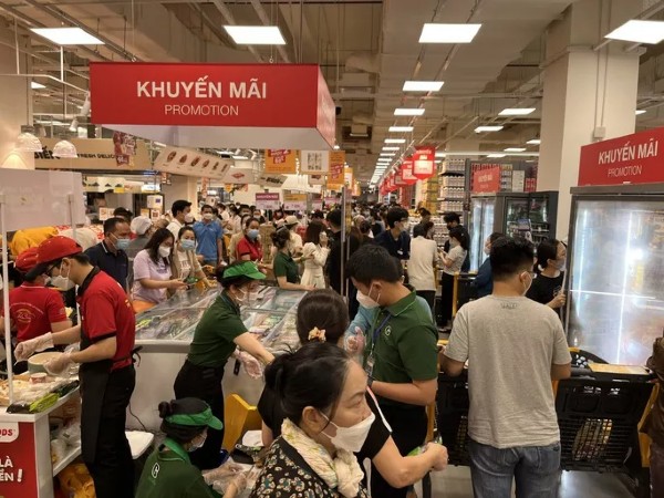 Chen nhau mua hàng ở đại siêu thị Emart Sala