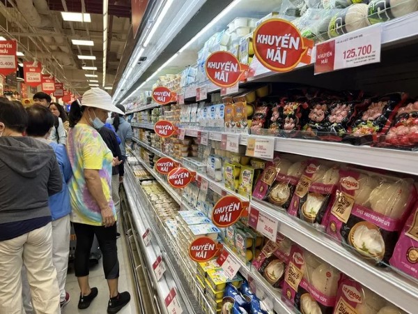 Chen nhau mua hàng ở đại siêu thị Emart Sala