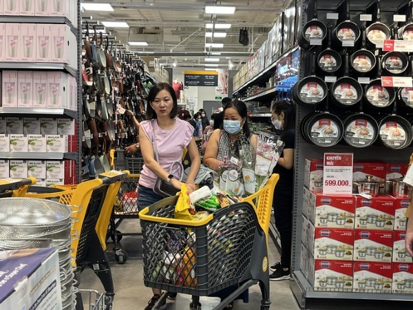 Chen nhau mua hàng ở đại siêu thị Emart Sala