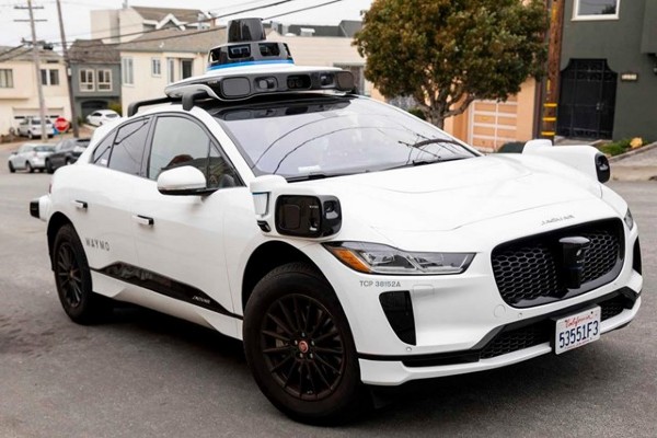 Một chiếc xe được trang bị thiết bị tự vận hành của Waymo - công ty con thuộc Google