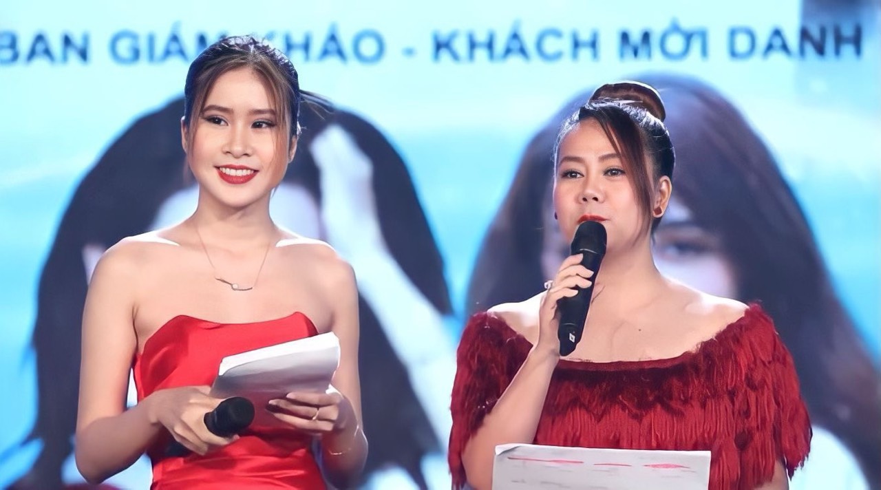 mc xuân mai tự tin trên sân khấu