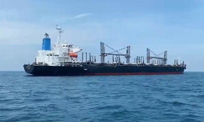 Tàu nước ngoài chở 25.500 tấn thép mắc cạn ở Bình Thuận