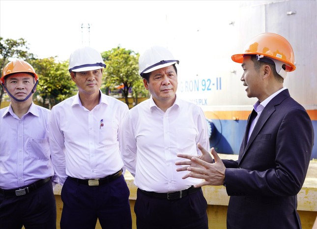 Bộ trưởng Công Thương Nguyễn Hồng Diên tại buổi kiểm tra kho dự trữ xăng của Petrolimex.