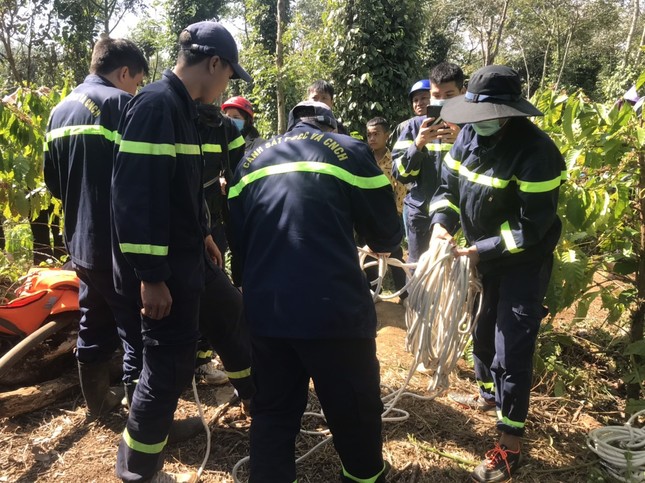 Theo bà ra vườn, bé trai 3 tuổi ở Đắk Lắk rơi xuống giếng tử vong